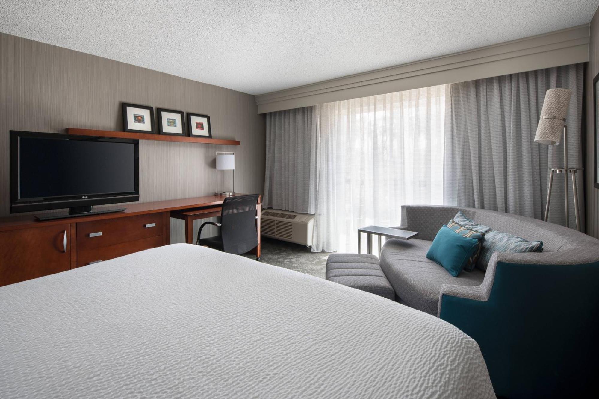 Courtyard Silicon Valley Hotel 3*